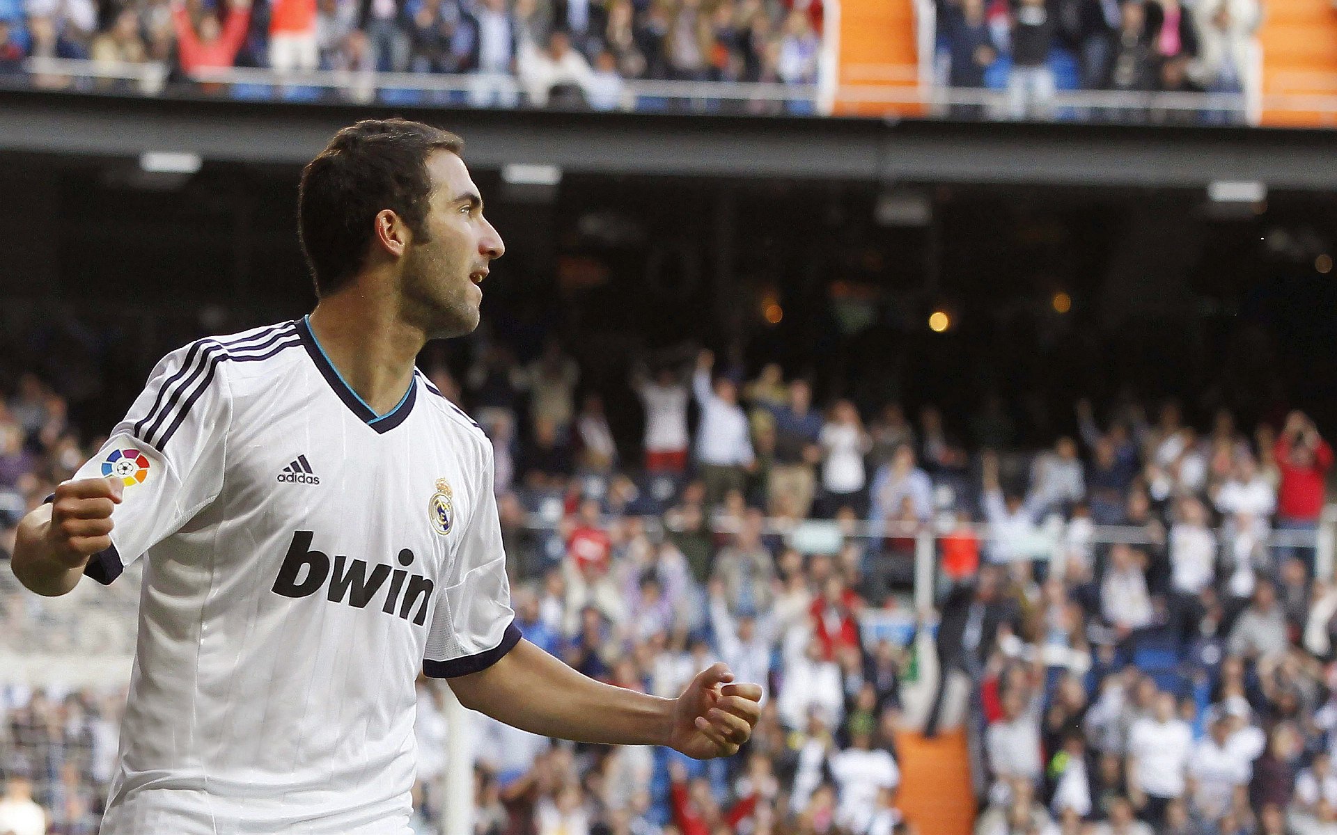 莱万多夫斯基官方宣布出色防守新规，巴黎圣日耳曼引发争议！气势如虹延续